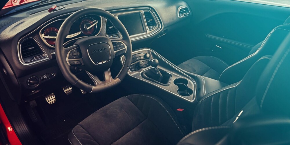 HELLCAT: Interiøret viser at Dodge Challenger er blitt en moderne muskelbil innvendig. Den har blant annet 8,4-tommers touchscreen. HELLCAT: Interiøret viser at Dodge Challenger er blitt en moderne muskelbil innvendig. Den har blant annet 8,4-tommers touchscreen.