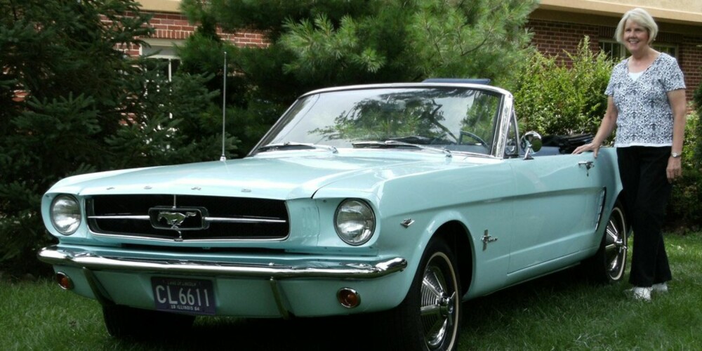 FØRST UTE: Gail Wise var en 22 år gammel barneskolelærer da hun kjøpte en Ford Mustang Covertible i 1964. FOTO: Ford