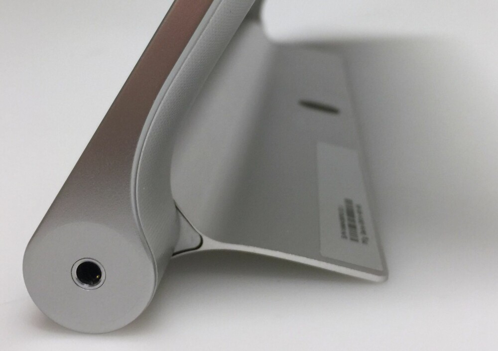 STÅR: Lenovo Yoga Tablet 2 10 kan stå ved hjelp av den integrerte støtten.
