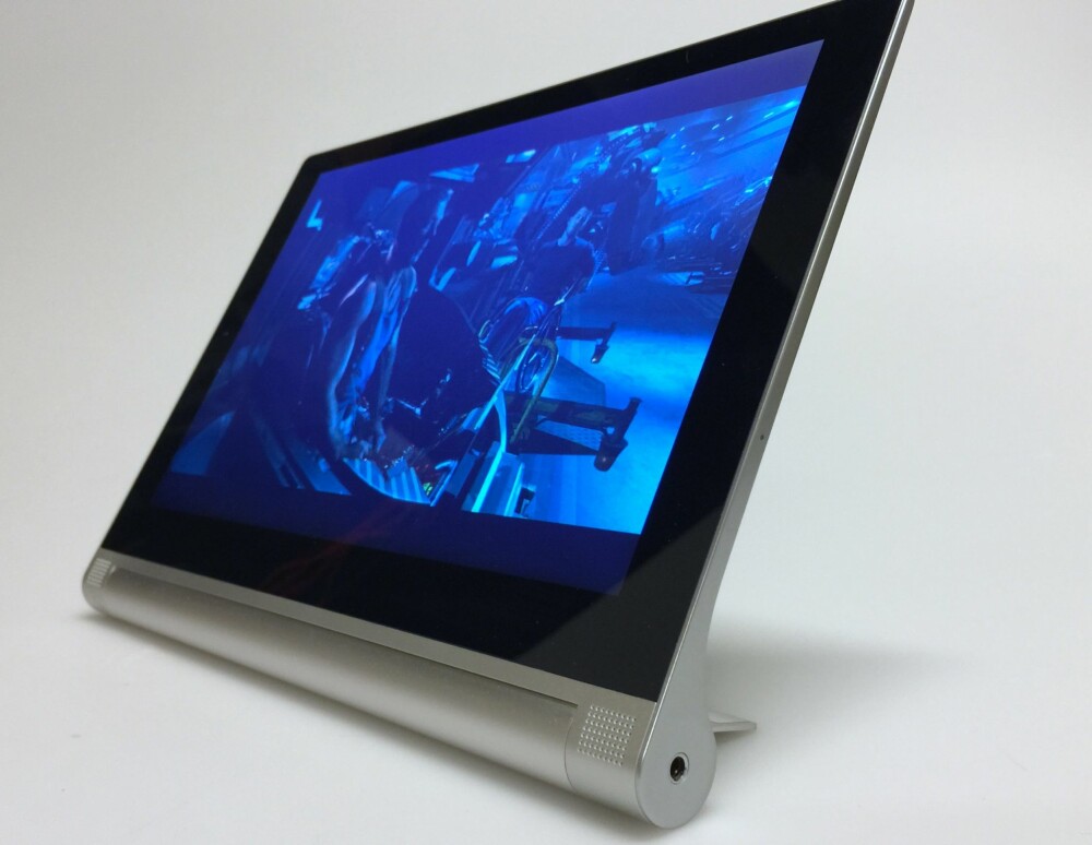 STÅR FINT: Støtten på Lenovo Yoga Tablet 2 10, som vi har testet her, står fint når du skal se film eller kikke på oppskrifter.