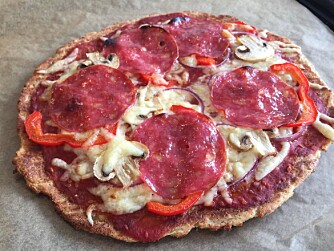 SUNN PIZZA: Pizza med blomkålbunn er både enkel å lage og utrolig god på smak. 