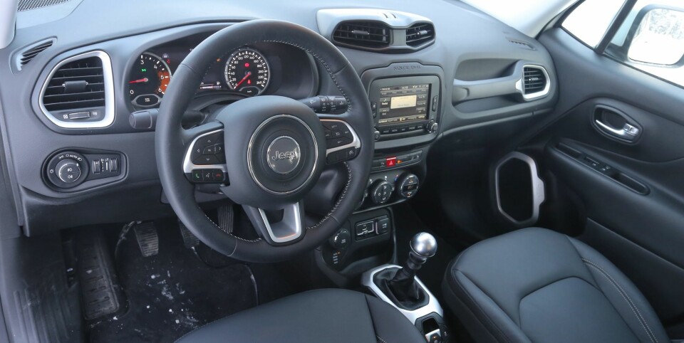 EGEN STIL: I Jeep Renegade finner du et interiør som kombinerer det praktiske og det fargerike.