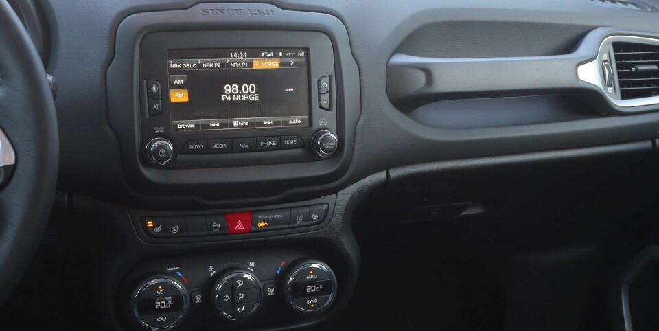 SKJERM: Mye av betjeningen styres fra skjermen i midtkonsollen, en løsning som fungerer bra i praksis.