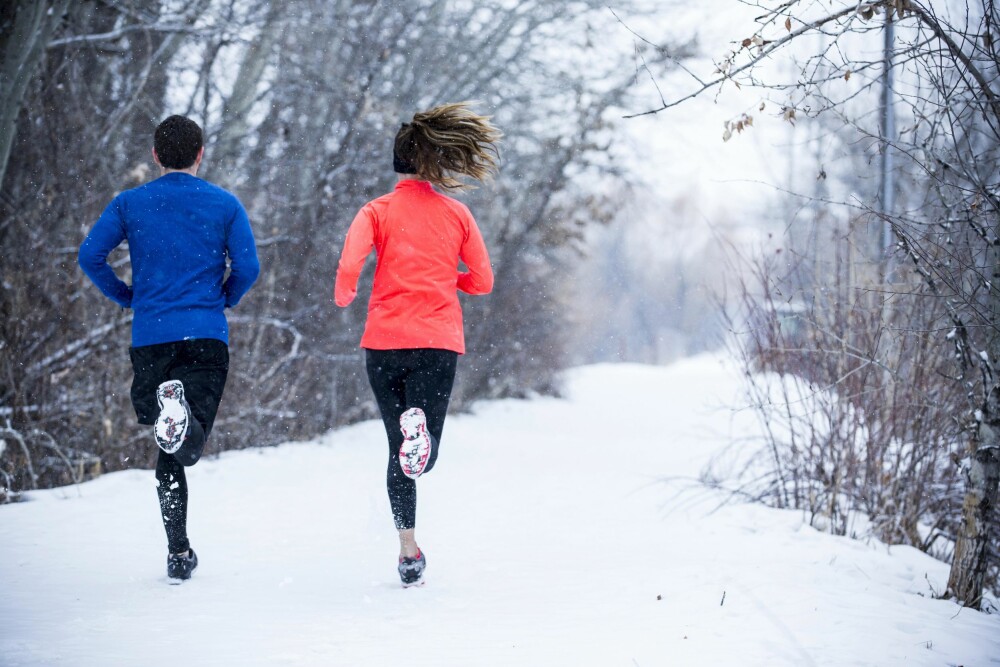 UNNGÅ FALL OG KNALL: Det viktigste når du løper ute om vinteren er å ha noe vindtett ytterst på kroppen, så du holder på varmen i muskulaturen.