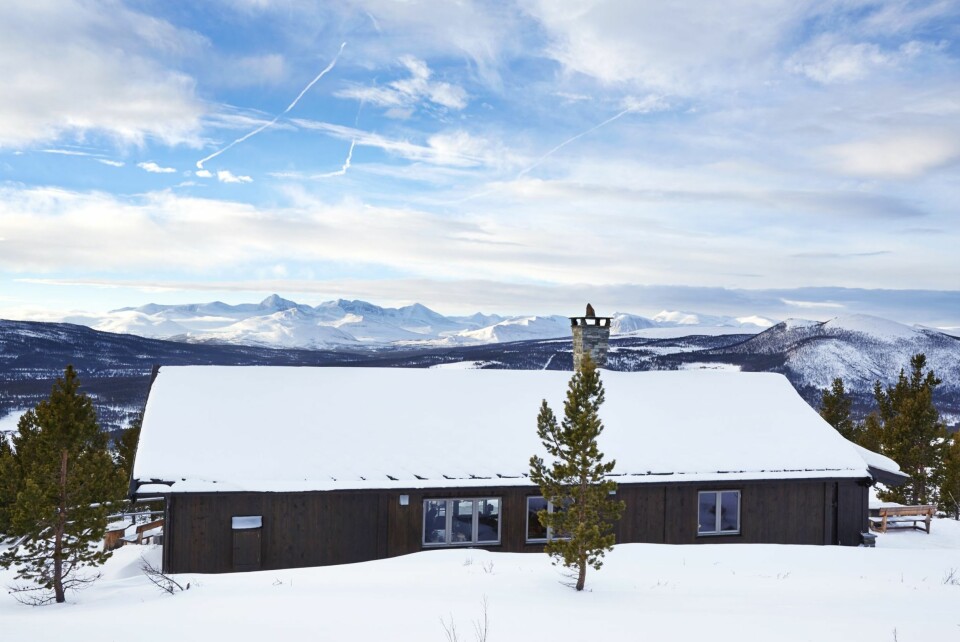 NORGES TAK: Byggeår: 2007. Størrelse: 100 m². Eiere: Kari og Per Rudi. Rominndeling: Vindfang, gang, toalett, kjøkken med åpen løsning, stue, spisestue, bad, to soverom og hems med en soveplass. Fasiliteter: Strøm og innlagt vann. FOTO: Sveinung Bråthen