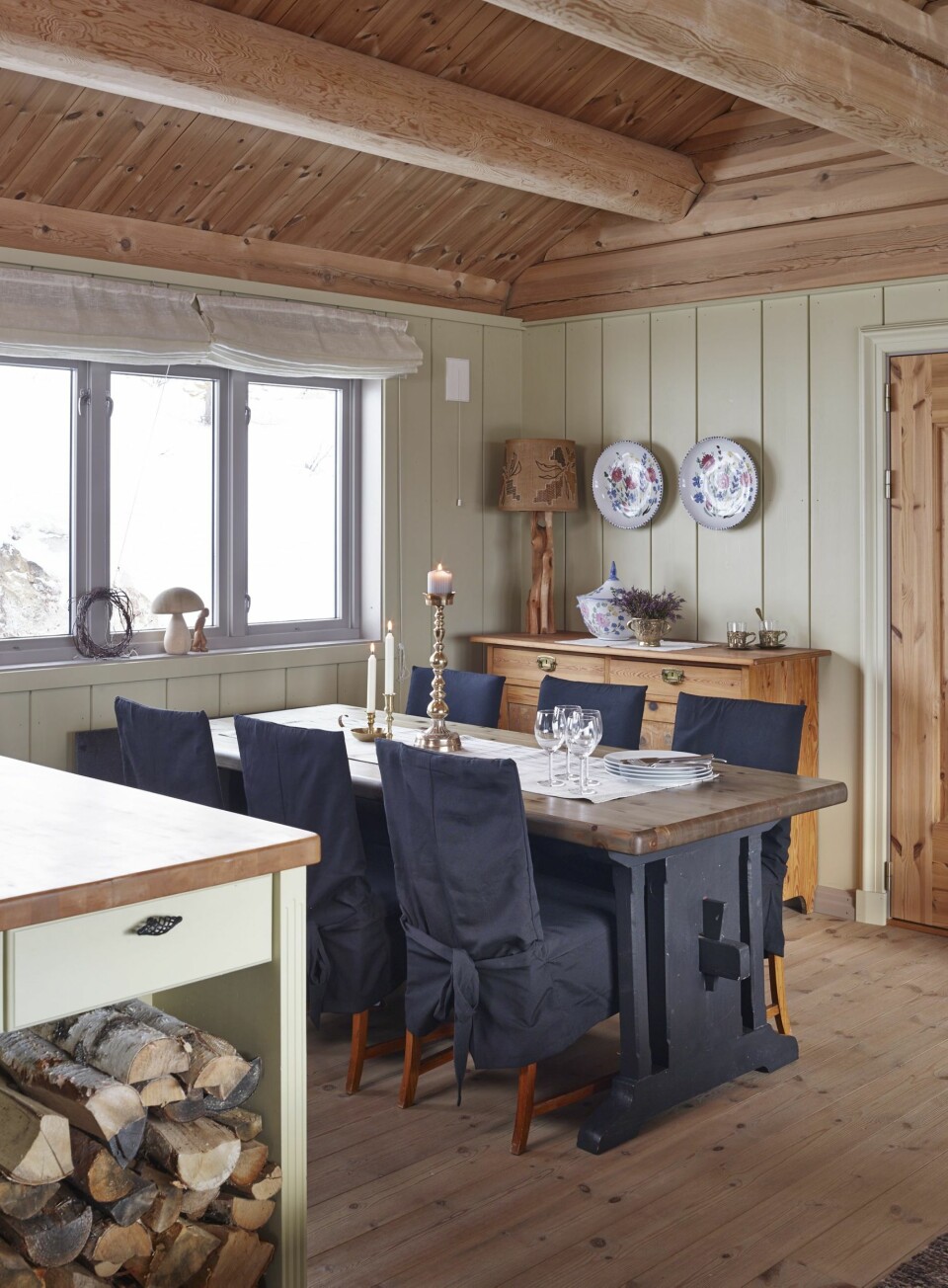 HYGGELIG SPISESTUE: Spisebordet er kjøpt brukt. Stolene er arvet, men har fått nye stoltrekk som harmonerer med bordet. FOTO: Sveinung Bråthen