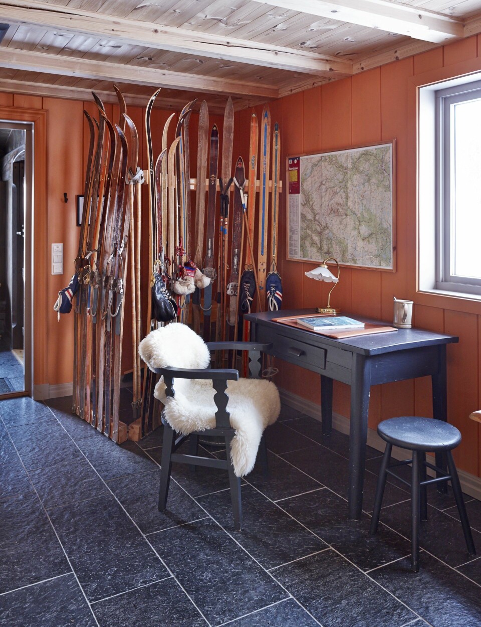 EN VEGG AV SKI: I gangen har Kari og Per Rudi en større skisamling, som skjermer brannapparater, brannteppe og andre hjelpemidler som ikke er like fine å se på. FOTO: Sveinung Bråthen