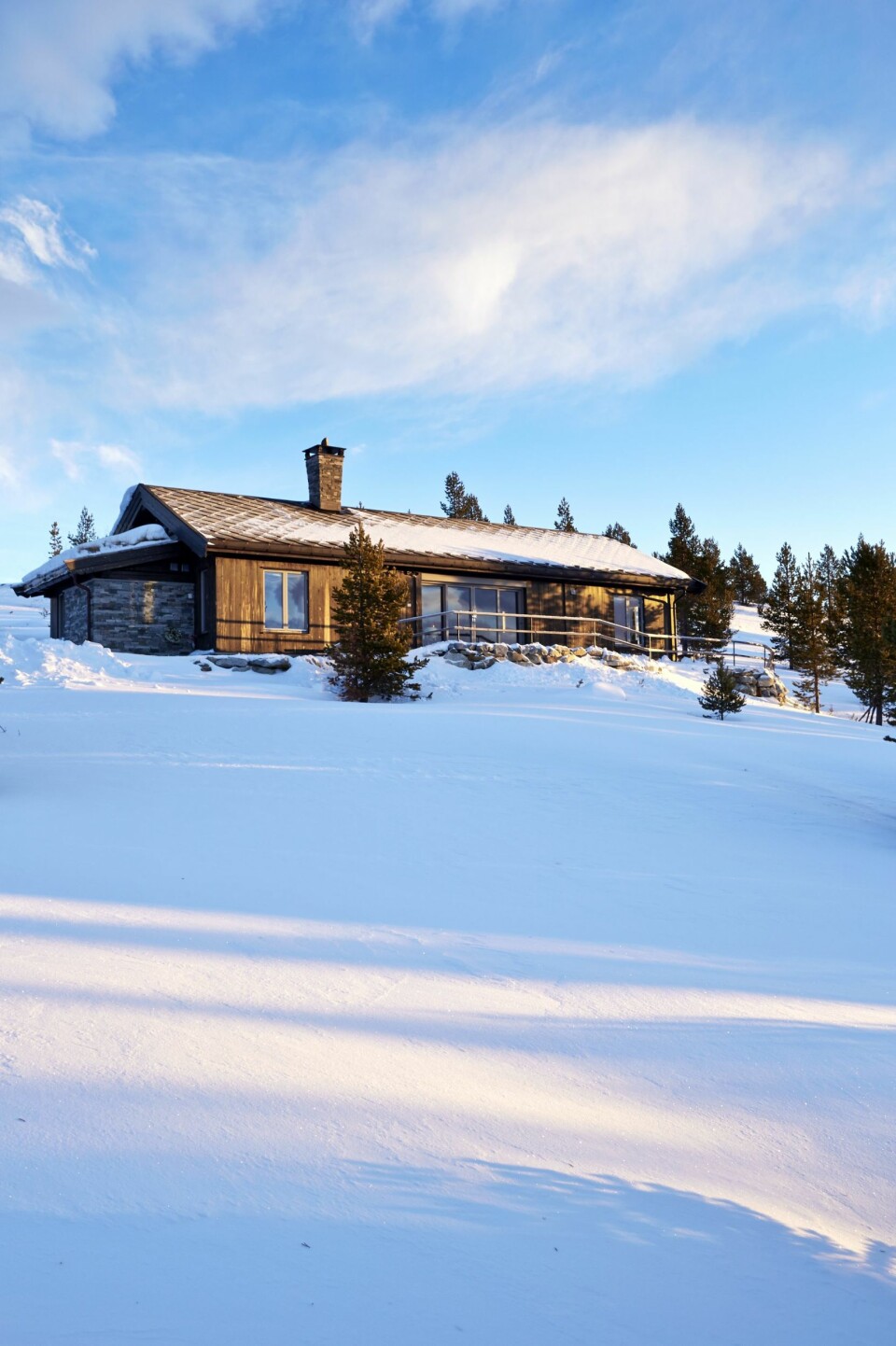 HELT PÅ HØYDEN: Hytta har en romslig tomt, og det er langt til nærmeste hyttenabo.
Utvendig kledning er malmfuru. Taket: Ottaskifer. FOTO: Sveinung Bråthen