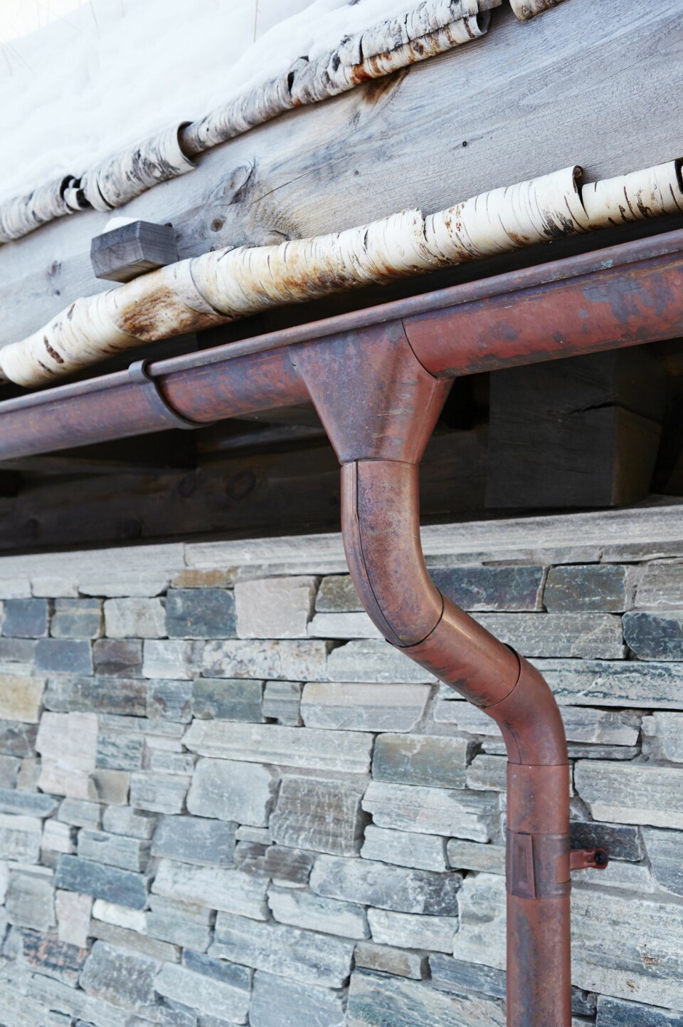 VAKKER KOMBINASJON: Takrenner og beslag er i kobber, og harmonerer flott med kledningen og oppdalsskiferen. FOTO: Sveinung Bråthen