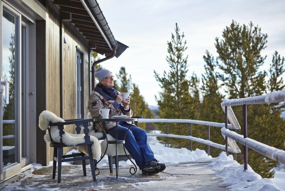 BERGTATT AV NATUREN: Kari Rudi er forelsket i utsikten. Hun synes det er vakkert når de mektige fjelltoppene åpenbarer seg på solfylte dager. FOTO: Sveinung Bråthen