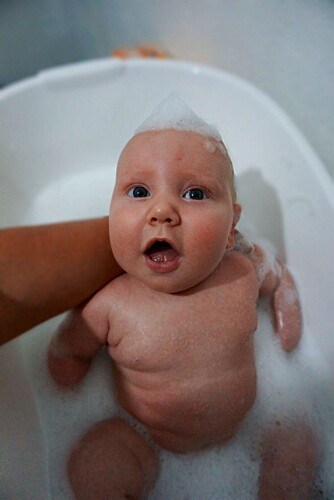 Tobias 3 måneder gammel i badebaljen på ferie i Spania.
