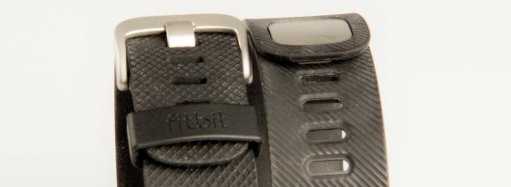 TRYGGERE: Fitbit har forbedret festemekanismen. På Fitbit Charge (til høyre) består festet bare av noen trykknapper. Disse opplevde vi kunne løsne. Fitbit Charge HR (til venstre) har fått en sikrere løsning.