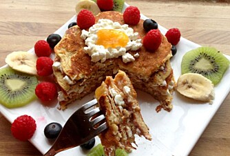 SUNNE PANNEKAKER: Hvorfor ikke diske opp med pannekaker på den internasjonale pannekakedagen. Smak til med bær og kiwi. 