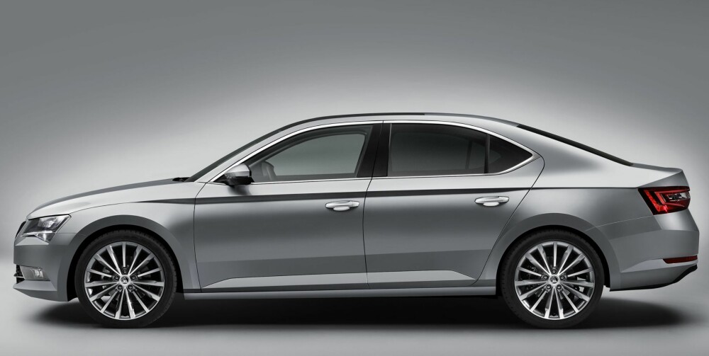 STØRRE: Den nye Skoda Superb har 8 cm lengre akselavstand enn den utgående generasjonen, og dermed kortere overheng foran og bak. Kombikupeen med den store bakluka kommer først, så følger stasjonsvogna til høsten. FOTO: Skoda STØRRE: Den nye Skoda Superb har 8 cm lengre akselavstand enn den utgående generasjonen, og dermed kortere overheng foran og bak. Kombikupeen med den store bakluka kommer først, så følger stasjonsvogna til høsten. FOTO: Skoda
