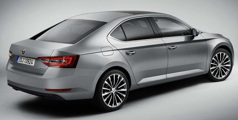 MER STIL: Skoda har vært aller mest kjent for å bygge fornuftige biler til fornuftige priser. Nå ser det ut til at tsjekkerne legger mer vekt også på design. Superb kan bli et interessant alternativ til den nære konsernslektningen VW Passat. FOTO: Skoda MER STIL: Skoda har vært aller mest kjent for å bygge fornuftige biler til fornuftige priser. Nå ser det ut til at tsjekkerne legger mer vekt også på design. Superb kan bli et interessant alternativ til den nære konsernslektningen VW Passat. FOTO: Skoda