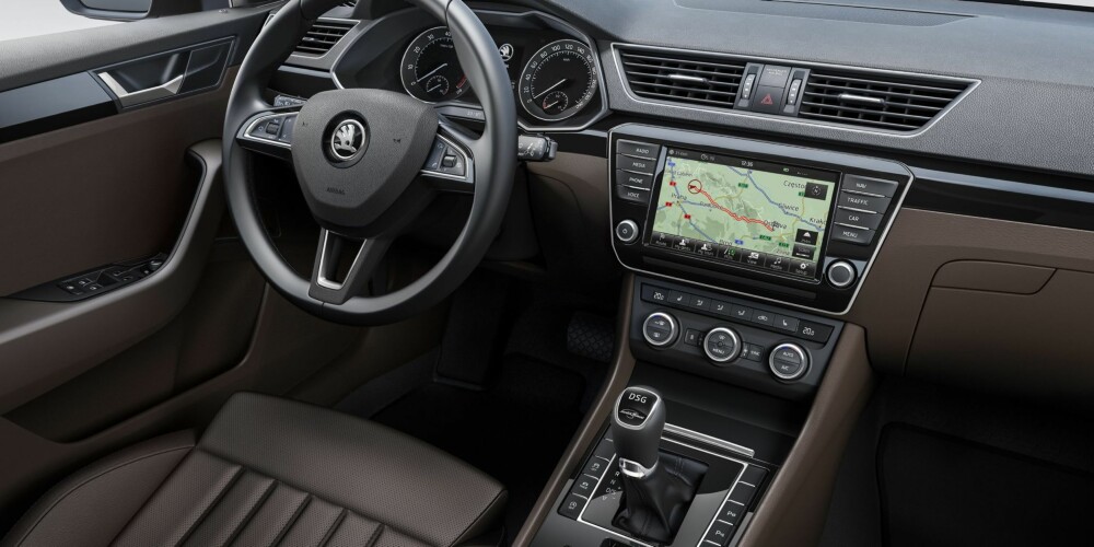 SLEKTSKAP: Dashbordet minner mye om det en finner i den nye VW Passat, og Skoda sier at informasjons- og betjeningssystemene bruker den samme teknologien som Volkswagen. FOTO: Skoda SLEKTSKAP: Dashbordet minner mye om det en finner i den nye VW Passat, og Skoda sier at informasjons- og betjeningssystemene bruker den samme teknologien som Volkswagen. FOTO: Skoda