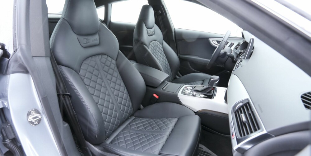 KOSTER OG SMAKER: Sportsseter i skinn skal Audi ha noen titusenlapper for. Men de kler bilen og ryggen svært godt. 