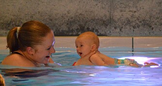 I svømmehallen sammen med mamma, 11 uker gammel. Birk elsker å bade. 