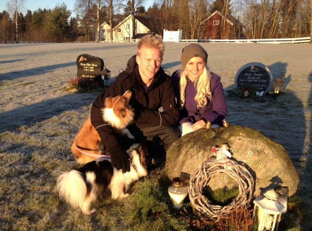 BESØKER HAM OFTE: Marthe Kragtorp og broren besøker ofte graven til faren. Her minnes de gode stunder. 