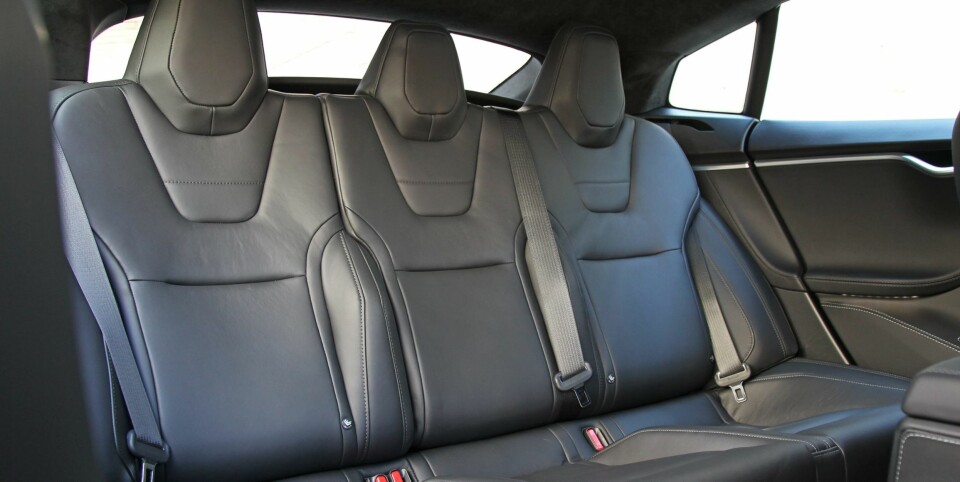 GOD BENPLASS: Med soltak, som testbilen har, blir det en kant som kommer nær hodet for gjennomsnittlig lange menn. I baksetet havner også knærne i været, men de dunker ikke i seteryggen foran.