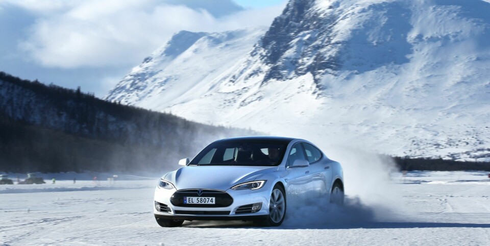 KJØRER BRA: Model S P85D har en saftig og direkte styrefølelse. Den reagerer svært raskt på alle kommandoer og kjennes både mindre og lettere enn den faktisk er.