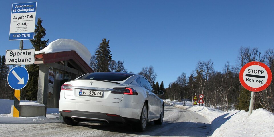 KARAKTER: Tesla Model S P85D kjører godt, har god rekkevidde, generelt god plass og ser bra ut. Detaljfinishen er ikke på topp for prisklassen, det er litt støy i kupeen i fart, og fjæringen er fast, ikke minst om du velger store hjul. FOTO: Petter Handeland