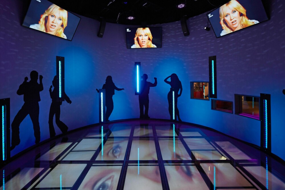 DANSING QUEEN: Hvis du vil le, må du ta en tur på ABBA-museet. I dette danserommet kan du danse med et tau som partner, ifølge Linn Isaksen. 