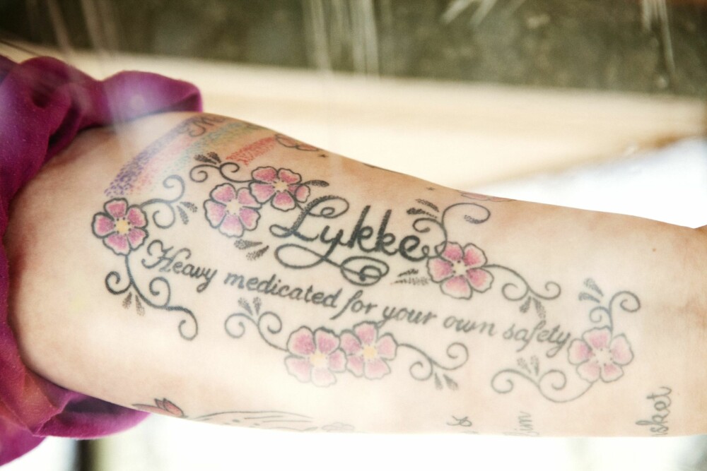 TATOVERING: På venstre arm har hun tatovert en strofe fra en Lillebjørn Nilsen-sang:Tunge tanker uønsket.