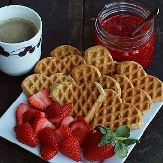 SUNT OG GODT: Nyt nystekte vafler til kaffen, og server gjerne med friske bær og hjemmelaget syltetøy.