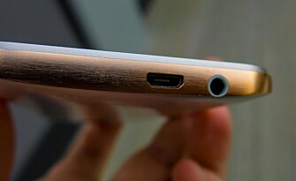 UNDERSIDEN: HTC har plassert både Micro-USB porten og hodetelefonutgangen på undersiden av mobilen.
