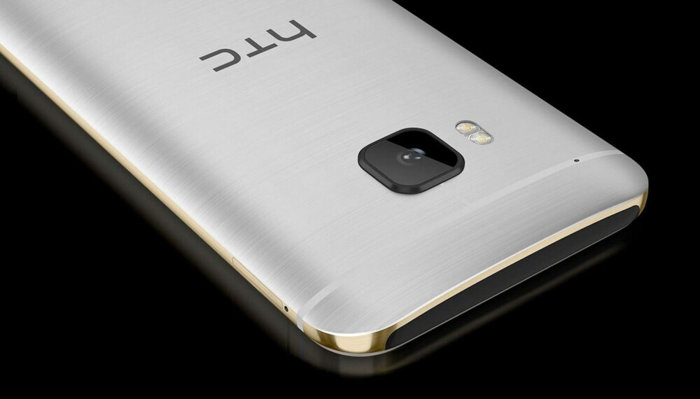 METALL: HTC One M9 har en kropp i tofarget metall. Sølv bakpå og gull på sidene.
