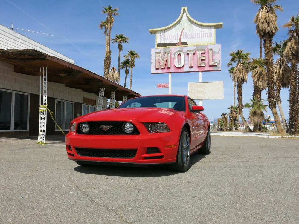 MUSTANG: Arne's Royal Hawaiian Motel i "busslommen" Baker (California) og en Ford Mustang GT. Arne's hadde Tiki-tema og åpnet i 1957. Men resesjon og konkurransen fra casino-hotellene i Primm (og Las Vegas), medførte at det 43-rom store motellet stengte dørene i 2009. Arne's råtner, Mustangen lever. FOTO: Martin Jansen MUSTANG: Arne's Royal Hawaiian Motel i "busslommen" Baker (California) og en Ford Mustang GT. Arne's hadde Tiki-tema og åpnet i 1957. Men resesjon og konkurransen fra casino-hotellene i Primm (og Las Vegas), medførte at det 43-rom store motellet stengte dørene i 2009. Arne's råtner, Mustangen lever. FOTO: Martin Jansen