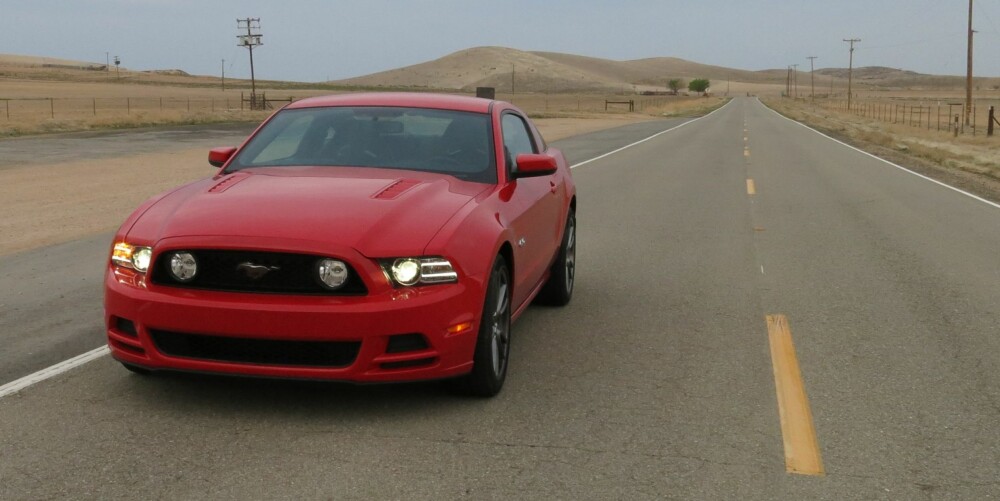 MUSTANG: En Ford Mustang med V8-er, øde vei i USA. Blir det bedre? FOTO: Martin Jansen