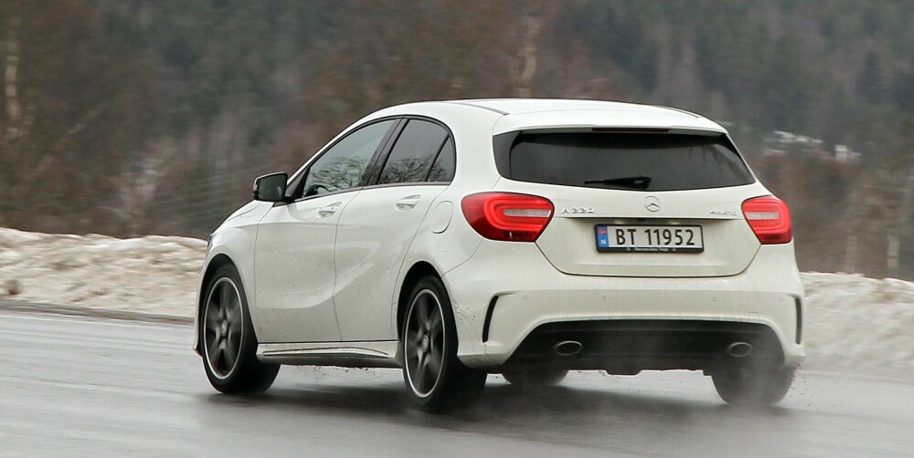 HELT KOMPLETT: A220 4Matic er nær en GTI i ytelser og kjøreegenskaper, og i tillegg har den firehjulsdrift, som gjør at den kjører i ring rundt framhjulsdrevne GTI-er på vinterføre. HELT KOMPLETT: A220 4Matic er nær en GTI i ytelser og kjøreegenskaper, og i tillegg har den firehjulsdrift, som gjør at den kjører i ring rundt framhjulsdrevne GTI-er på vinterføre.