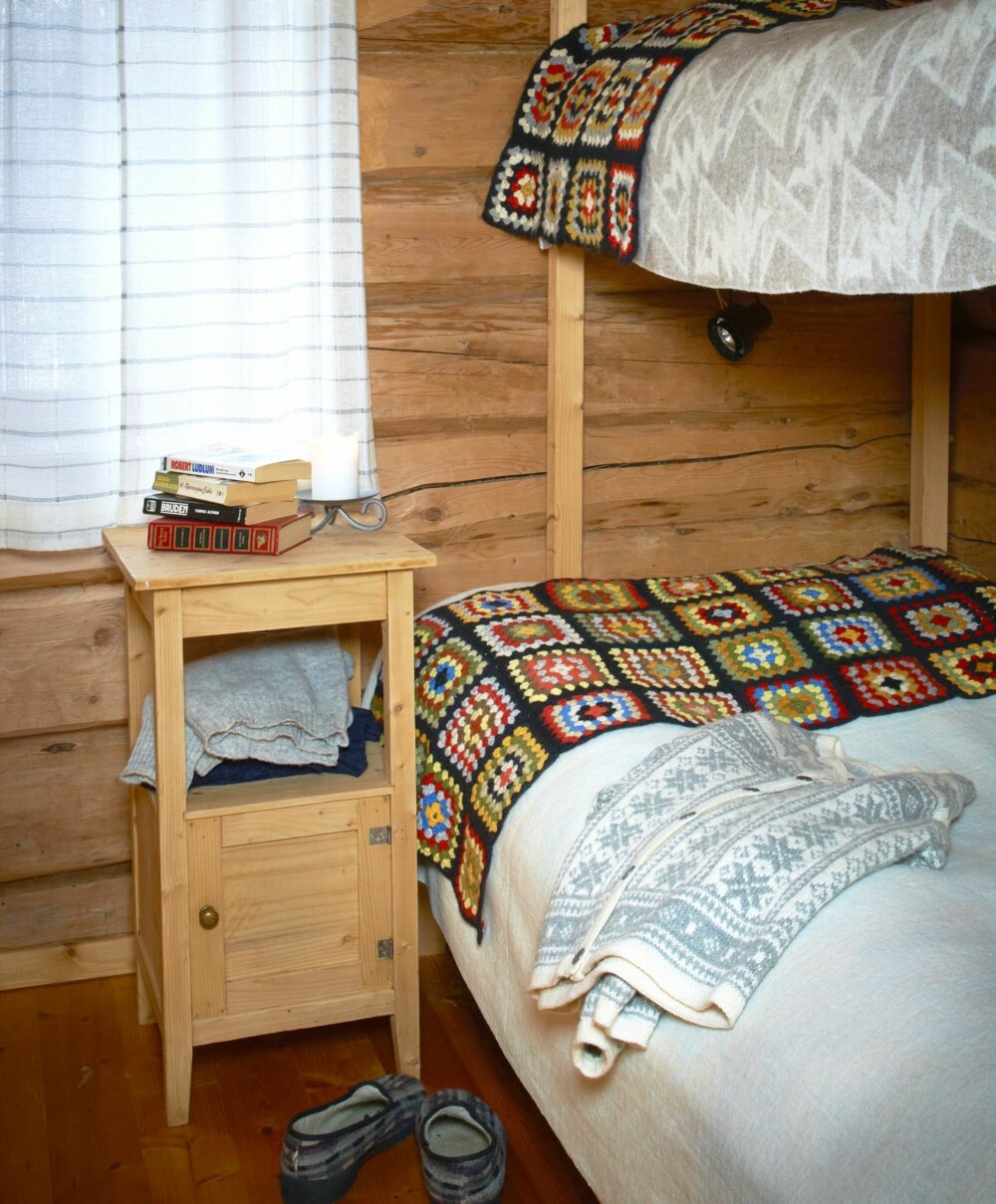 KLASSISK: Soverommene er små, og innredet tradisjonelt med en køyeseng. 