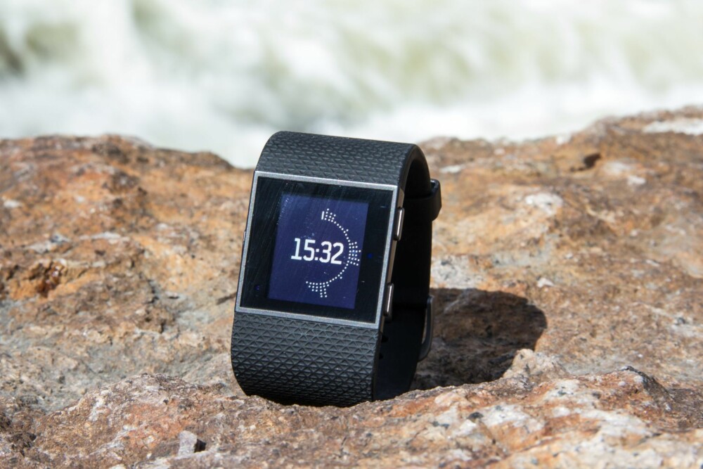 AKTIV: Fitbit Surge viser ved hjelp av grafikk på displayet hvor aktiv du har vært. Til flere lag med ringer - jo mer aktiv har du vært. AKTIV: Fitbit Surge viser ved hjelp av grafikk på displayet hvor aktiv du har vært. Til flere lag med ringer - jo mer aktiv har du vært.