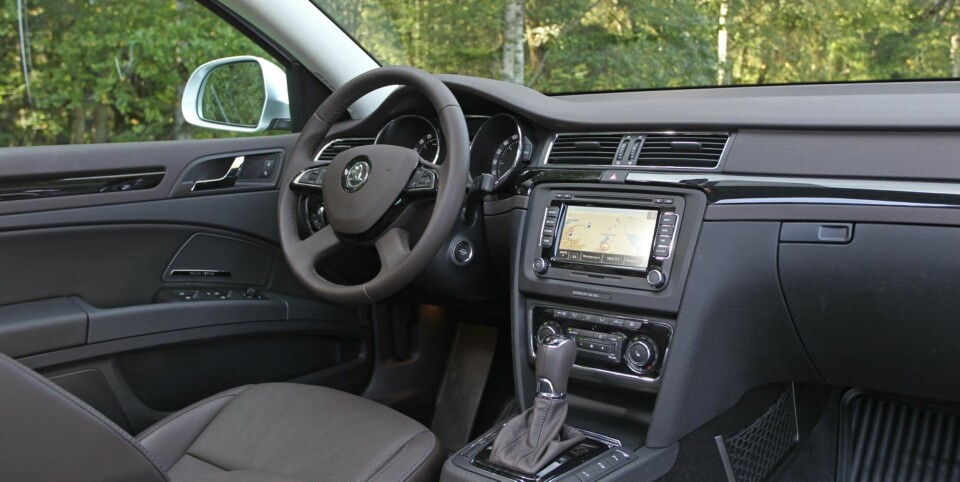 SMÅTRAUST: Dashbordet er ryddig og betjeningen logisk. Hvis man går rett fra splitter nye Octavia, så mangler det likevel litt på modernitet i utseende og betjening i Superb. Vi sliter med å finne en ideell sittestilling - vi sitter høyere enn vi ønsker og litt ''frampå'' i setet. FOTO: Petter Handeland