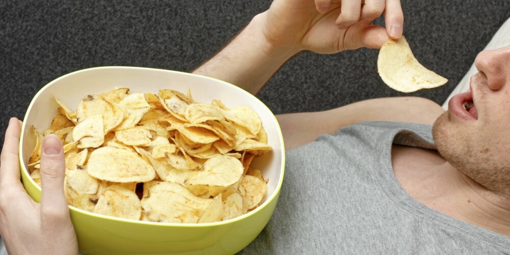 USTOPPELIG: Den berusende effekten fett og salt har på hjernen din, gjør at du ikke klarer å stoppe før chipsbollen er helt tom.