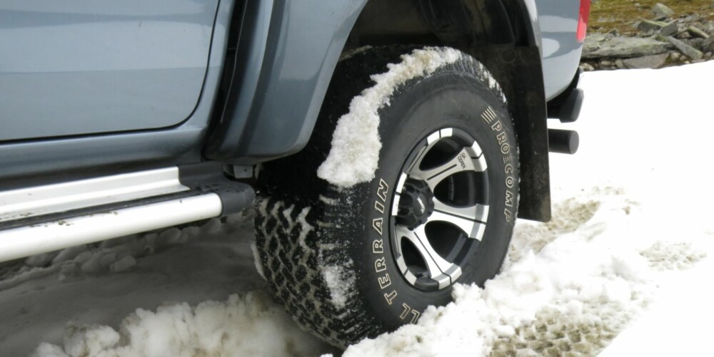 DEKK: ProComp All Terrain-dekk på 35 tommer. Ved å senke dekktrykket økes fremkommeligheten på snø. FOTO: Martin Jansen DEKK: ProComp All Terrain-dekk på 35 tommer. Ved å senke dekktrykket økes fremkommeligheten på snø. FOTO: Martin Jansen