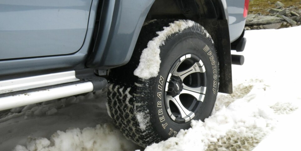 DEKK: ProComp All Terrain-dekk på 35 tommer. Ved å senke dekktrykket økes fremkommeligheten på snø.