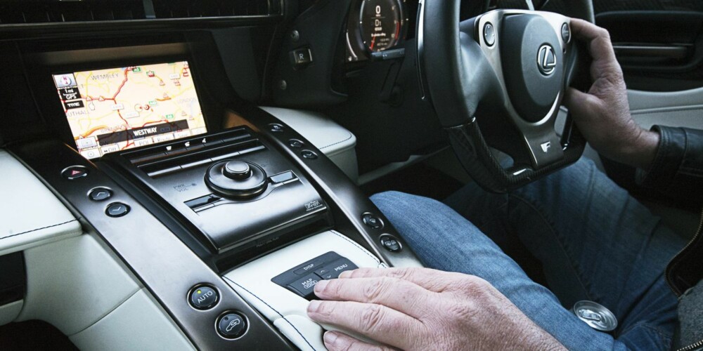 NOE KRONGLETE: JC utforsker GPS-en. Mark Levinson-anlegget er sikkert også veldig bra om det hadde det funket. FOTO: Justin Leighton NOE KRONGLETE: JC utforsker GPS-en. Mark Levinson-anlegget er sikkert også veldig bra om det hadde det funket. FOTO: Justin Leighton