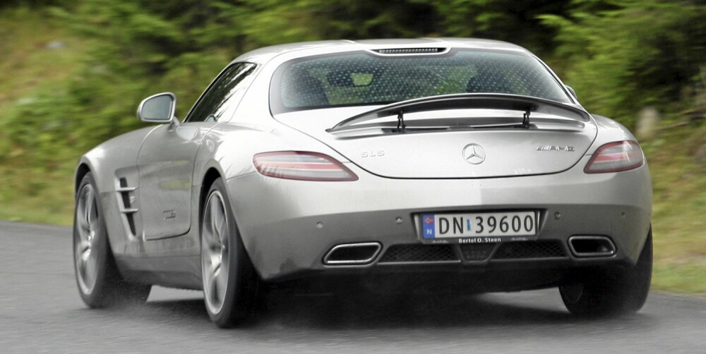 BRED BAK: Visuelt er har Mercedes SLS AMG tyngdepunktet bak. I realiteten er det meste av vekten samlet mellom for- og bakhjulene, noe som kommer kjøreegenskapene til gode. BRED BAK: Visuelt er har Mercedes SLS AMG tyngdepunktet bak. I realiteten er det meste av vekten samlet mellom for- og bakhjulene, noe som kommer kjøreegenskapene til gode.