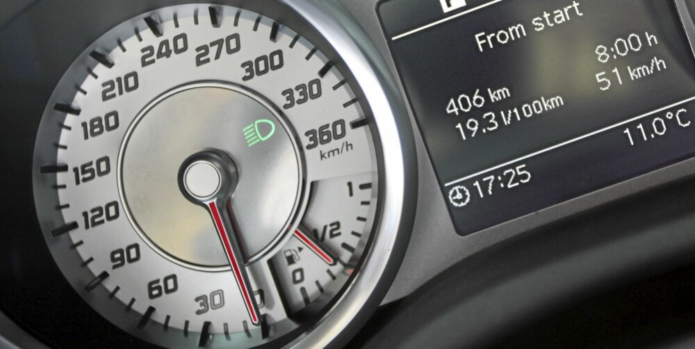 FULL FART: Om speedometergraderingen helt til 360 km/t er litt å ta i selv for SLS AMG, går den alltid mer enn fort nok. Toppfarta er 317 km/t, 0-100 km/t tar 3,8 sekunder. FULL FART: Om speedometergraderingen helt til 360 km/t er litt å ta i selv for SLS AMG, går den alltid mer enn fort nok. Toppfarta er 317 km/t, 0-100 km/t tar 3,8 sekunder.