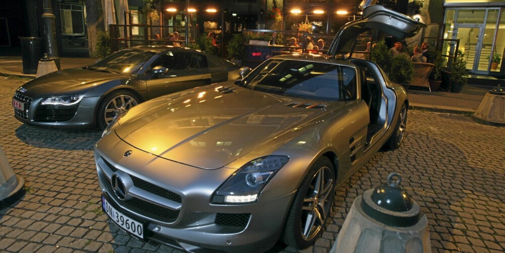 MÅKEVINGE: Dørene til SLS AMG er en sikker vinner når det gjelder å få oppmerksomhet. Bak skimtes Audi R8 V10, en hard konkurrent blant de aller raskeste bilene. MÅKEVINGE: Dørene til SLS AMG er en sikker vinner når det gjelder å få oppmerksomhet. Bak skimtes Audi R8 V10, en hard konkurrent blant de aller raskeste bilene.