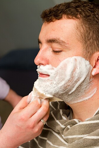 BRUK BARBERKOST: Ekspertene anbefaler at man bruker en barbekost for å løfte hårene og fukte skjegget.