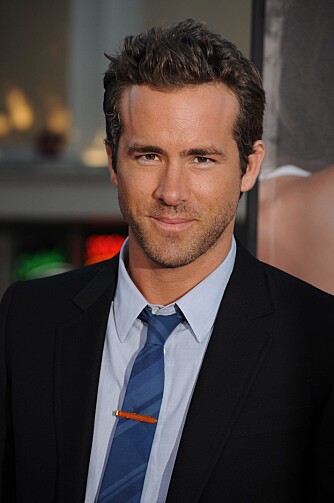 FARGEVALG: Ensfargede skjorter er lettere å kombinere med ulike dressjakker og slips. Ryan Reynolds har valgt en lyseblå skjorte sammen med et blått slips og en svart dressjakke.