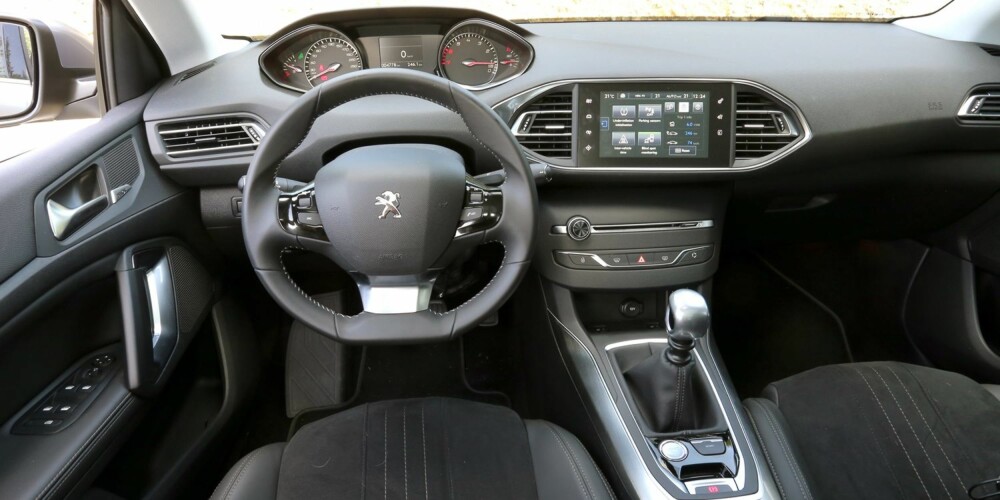 JA, DET FUNKER: Det moderne cockpitdesignet i Peugeot 308 SW kan virke fremmedartet i starten, men fungerer som bare det. JA, DET FUNKER: Det moderne cockpitdesignet i Peugeot 308 SW kan virke fremmedartet i starten, men fungerer som bare det.