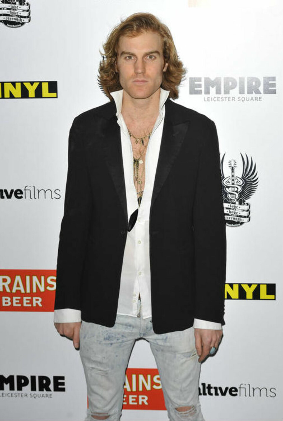 IKKE FINT: Det er greit å kneppe opp noen knapper, men pass på at det lett kan se vulgært ut. - Man skal ikke by på for mye, mener Huynh.