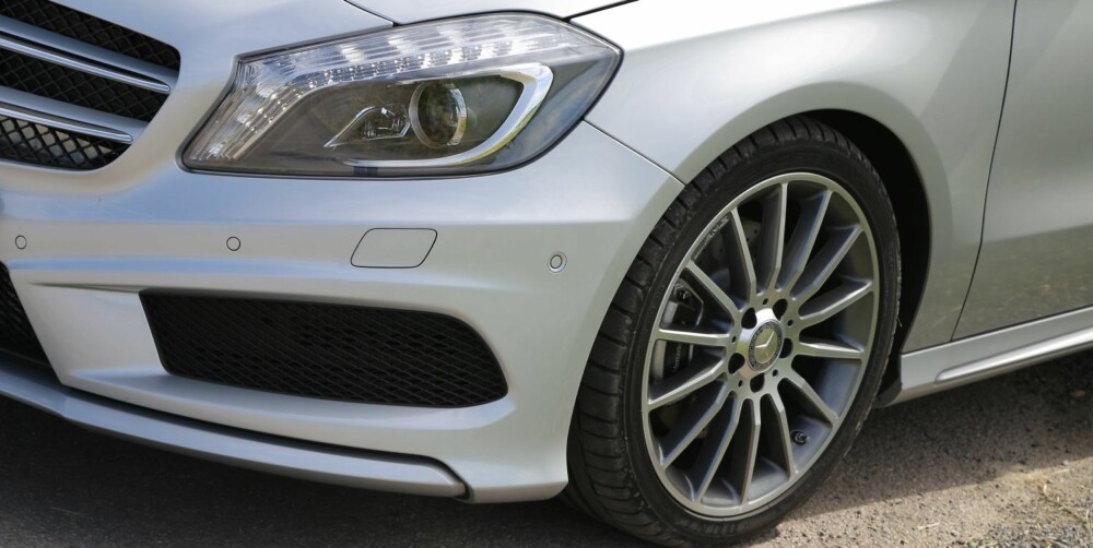 DETALJER: AMG-pakken har sportslige stylingdetaljer utvendig, for de som liker denslags. DETALJER: AMG-pakken har sportslige stylingdetaljer utvendig, for de som liker denslags.