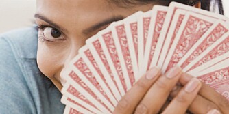 KORTSTOKK: Kortstokken trenger ikke bli brukt mange timene før den er fett og ekkel. Litt babypudder fikser problemet! KORTSTOKK: Kortstokken trenger ikke bli brukt mange timene før den er fett og ekkel. Litt babypudder fikser problemet!
